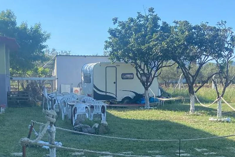Foça Campingplatz Remzi'nin Yeri Kamp & Karavan | Wohnwagen — Karavan Fotoğrafı (1/1)